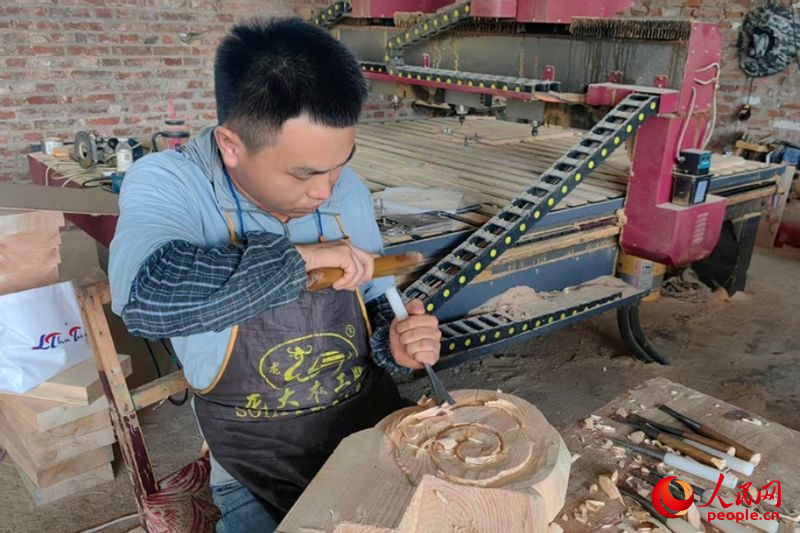 榆社古建匠人正在对木料进行手工修形雕刻。人民网记者 赵芳摄